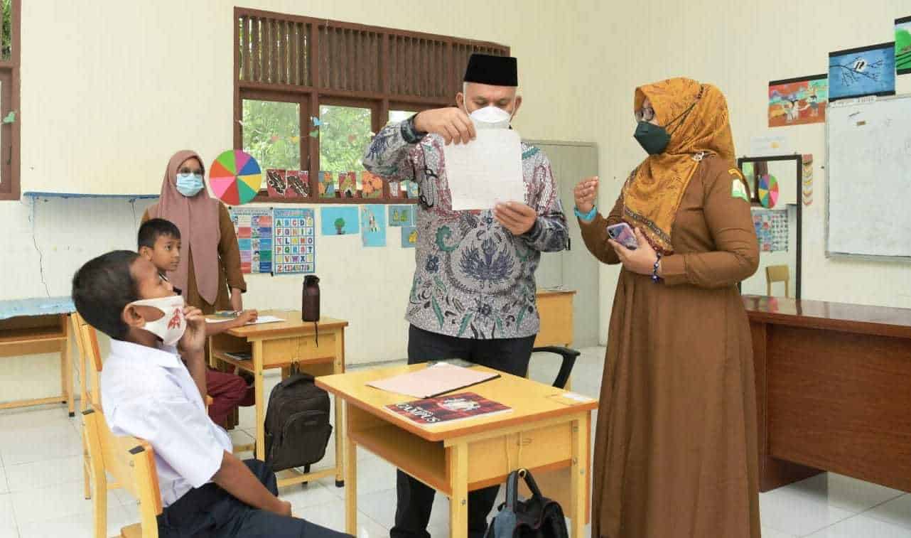 Sekretaris Daerah Aceh, dr. Taqwallah, M.Kes, meninjau aktivitas pembelajaran di SLB Negeri Al-fansury Pulo Sarok, Aceh Singkil, Senin (23/8/2021).