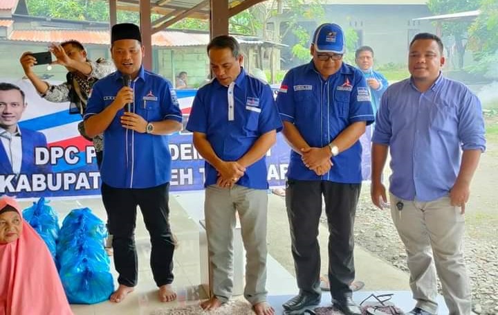 Ketua DPC Partai Demokrat Aceh Tenggara, Nurdiansyah Alasta, saat memberi sambutan dalam kegiatan pembagian paket sembako kepada masyarakat, Sabtu (28/8/2021)