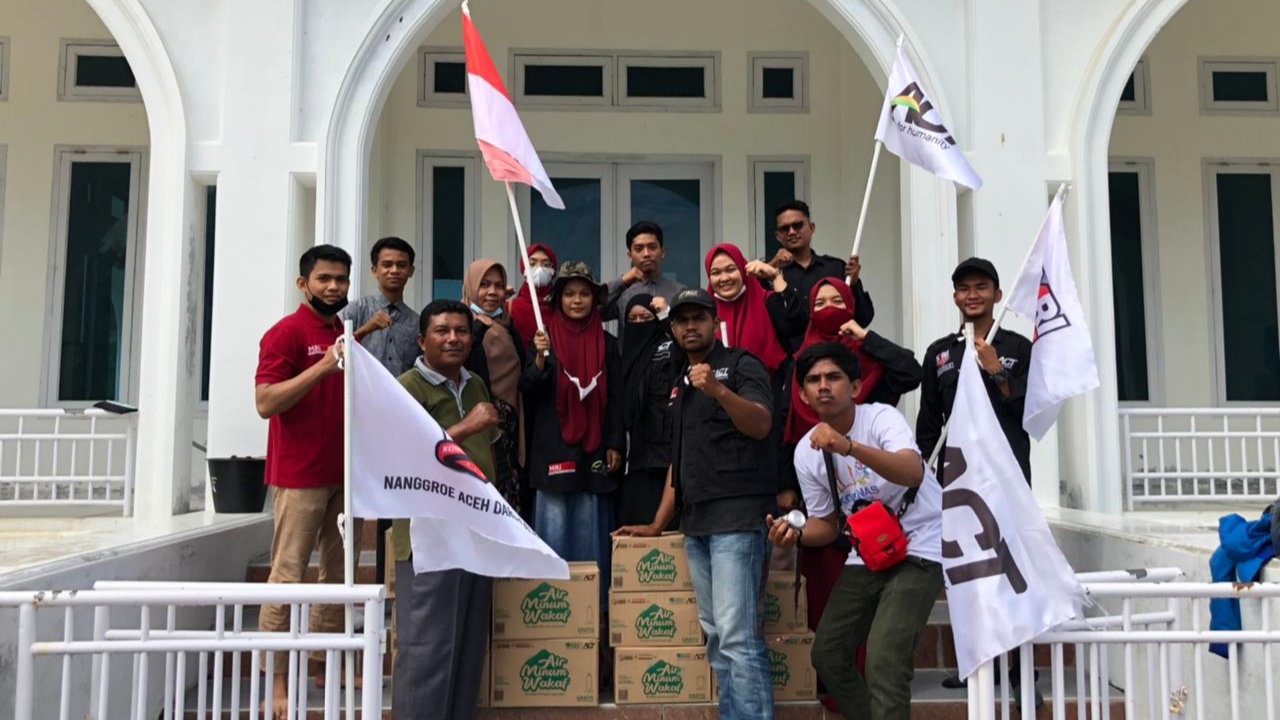 Relawan MRI-ACT Banda Aceh Salurkan Bantuan Tunai dan Air Waqaf di Palau Aceh