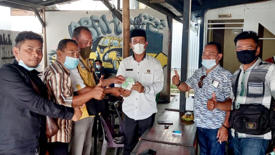 DPRK Aceh Tamiang Serahkan Kartu BPJS Ketenagakerjaan Kepada KBWI