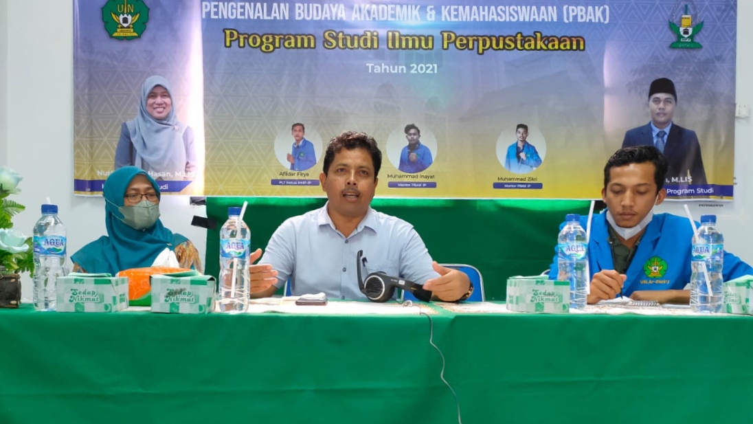 Ketua Prodi Ilmu Perpustakaan Nurhayati Ali Hasan dan Ketua PD IPI Aceh Nazaruddin Musa sedang menyampaikan materi dan berbagi pengalaman kepada mahasiswa baru prodi Ilmu Perpustakaan, Sabtu (28/8/2021) secara virtual