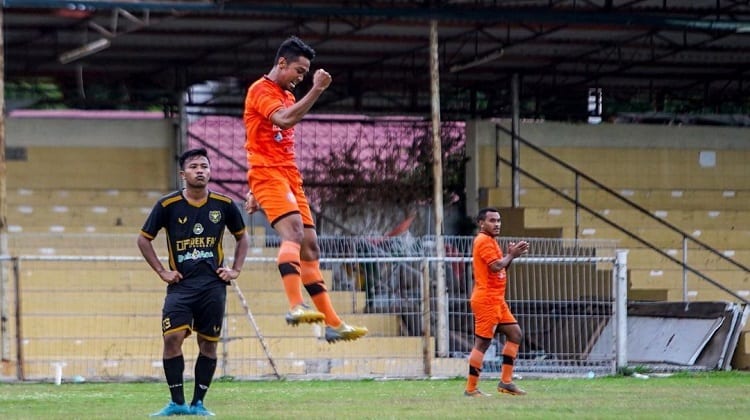 Suasana pertandingan uji coba Persiraja versus PSBL Langka, Minggu (15/8/2021). Foto: Dok. Persiraja