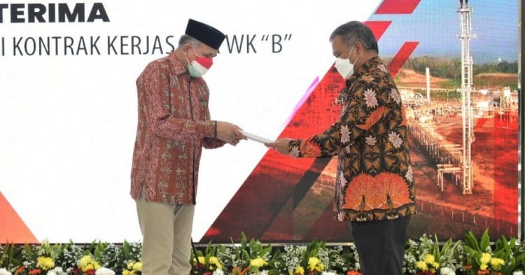 Gubernur Aceh, Ir.H.Nova Iriansyah, MT, saat menerima Naskah Asli Kontrak Kerjasama Blok "B" dari Sekretaris Jendral Kementerian ESDM, Dr.Ir. Ego Syahrial, M. Sc mewakili menteri ESDM, di gedung Kementerian Energi dan Sumber Daya Mineral (ESDM) RI di Jakarta Pusat, Rabu, (25/8/2021). Foto: humas