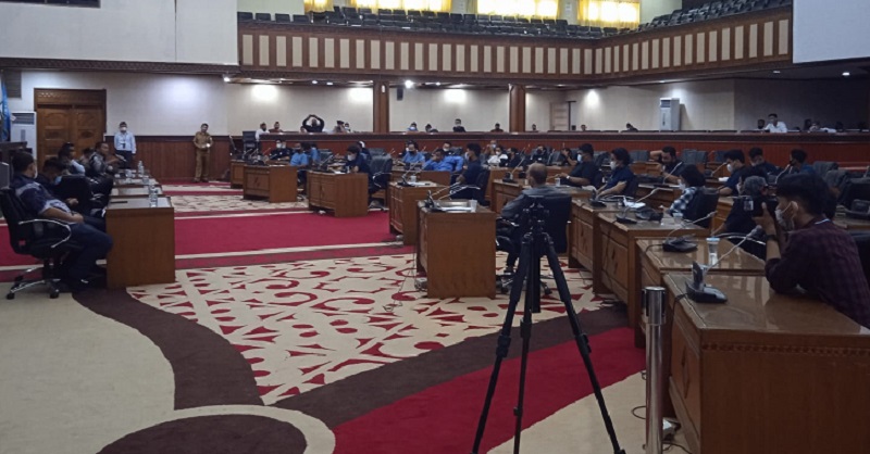 Aliansi Mahasiswa Rakyat Aceh melkukan audiensi dengan Dewan Perwakilan Rkayat Aceh (DPRA) di Gedung Aula Utama DPRA, Senin (2/8/2021). (Foto: Nukilan/Irfan)