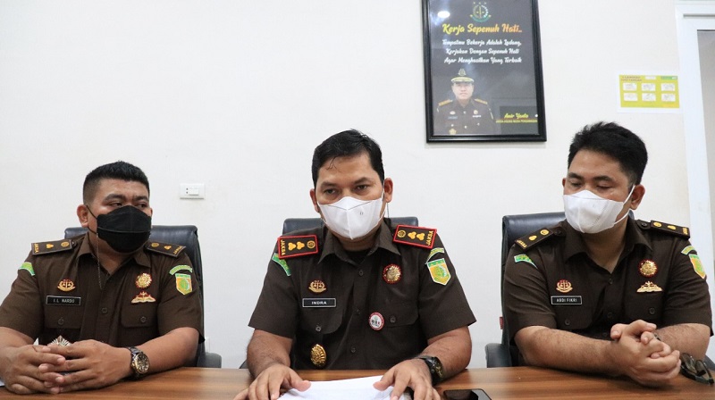Kajari Subulussalam Mayhardy Indra Putra (tengah) saat konferensi pers di gedung kejari setempat. (Foto: Dok. Ist)