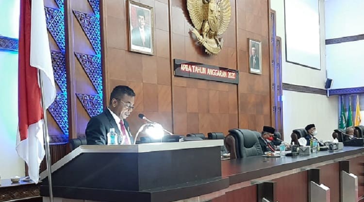 Anggota Fraksi Partai Gerindra, H. Ridwan Yunus, S.H saat menyampaikan pandangan fraksi dalam sidang paripurna di aula DPRA, Jum'at (20/8/2021). Foto: Nukilan/Hadiansyah