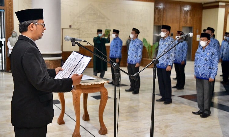Asisten Administrasi Umum Sekda Aceh, Dr. Iskandar AP, S.Sos, M.Si Melantik Pejabat Tinggi Pratama Eselon III dan IV pada Lingkungan Pemerintah Aceh di Kantor Gubernur Aceh, Banda Aceh, Jumat, (20/8/2021). Foto: Dok. Ist