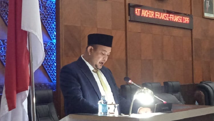 Wakil Ketua Bidang Anggaran Fraksi Partai Golkar Dewan Perwakilan Rakyat Aceh (DPRA), Muhammad Rizky saat menyampaikan pandangan fraksi dalam sidang paripurna di Aula Utama DPRA, Banda Aceh, Jum’at (20/8/2021). Foto: Nukilan/Hadiansyah