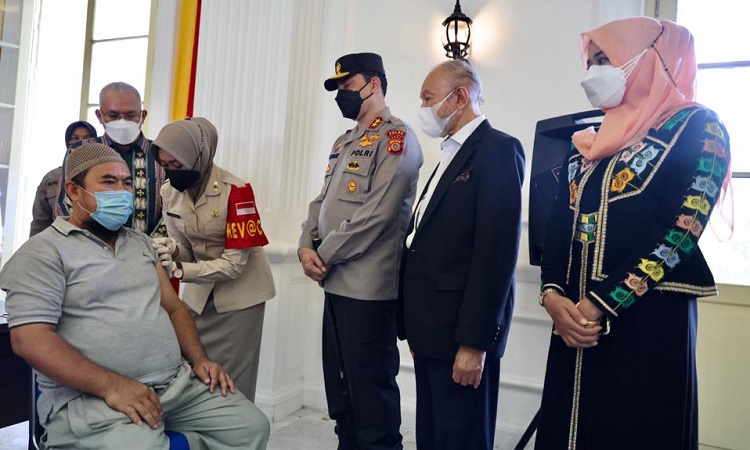 Sekretaris Daerah (Sekda) Aceh Taqwallah mendampingi Wali Nanggroe Aceh Malik Mahmud Al-Haythar serta Kapolda Aceh Irjen Pol Ahmad Haydar meninjau pelaksanaan vaksinasi massal Covid-19 yang berlangsung di Meuligoe Wali Nanggroe Aceh, di kawasan Darul Imarah Aceh Besar, Kamis (26/8/2021)
