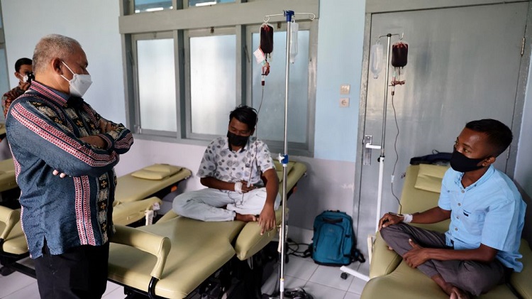 Sekretaris Daerah (Sekda) Aceh Taqwallah saat datang meninjau ruang rawatan Thalasemia dan Onkologi Anak di RSUDZA, Kamis (26/8/2021).