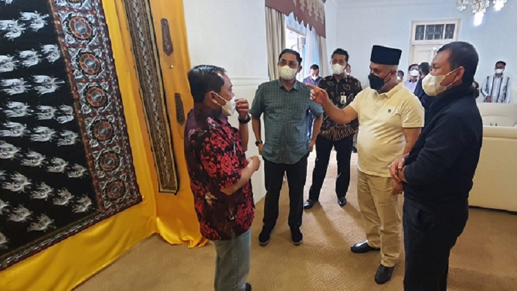 Direktur Utama Bank Aceh, Haizir Sulaiman, Pemimpin Divisi Perencanaan Bank Aceh, Budi Kafrawi, Kepala BI Aceh, Achris Sarwani, dan Kepala OJK Aceh, Yusri sedang berbincang bersama Bupati Aceh Tengah, Shabela Abubakar, di Pendopo kabupaten setempat, Minggu (22/8/2021). Foto: Bank Aceh