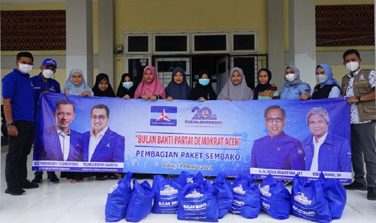 Mahasiswi di Asrama Subulussalam saat menerima paket sembako dari DPD Partai Demokrat Aceh, Sabtu (28/8/2021)