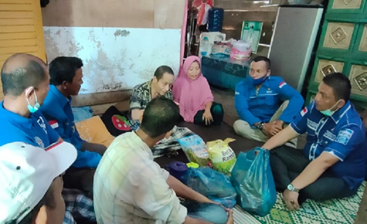 Anggota DPRA Dapil 10, Edi Kamal, saat menjenguk dan membagikan sembako kepada warga yang sakit, (Foto: Ist)