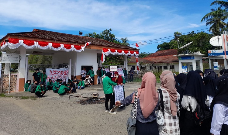 Badan Eksekutif Mahasiswa (BEM) Universitas Malikussaleh (Unimal) melaksanakan aksi demo di depan Kampus Bukit Indah (Foto: Wanda/Nukilan)