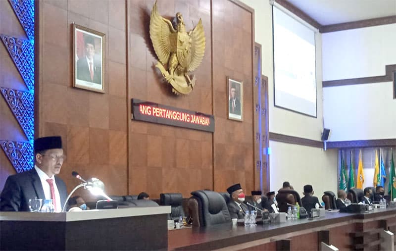 Azhar Abdurrahman membacakan penolakan LPJ APBA 2020. (Foto: Nukilan.id)