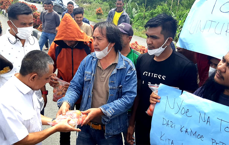 Massa mengahdiahi Kadisperindag Tomat Bener Meriah. (Foto: Red)