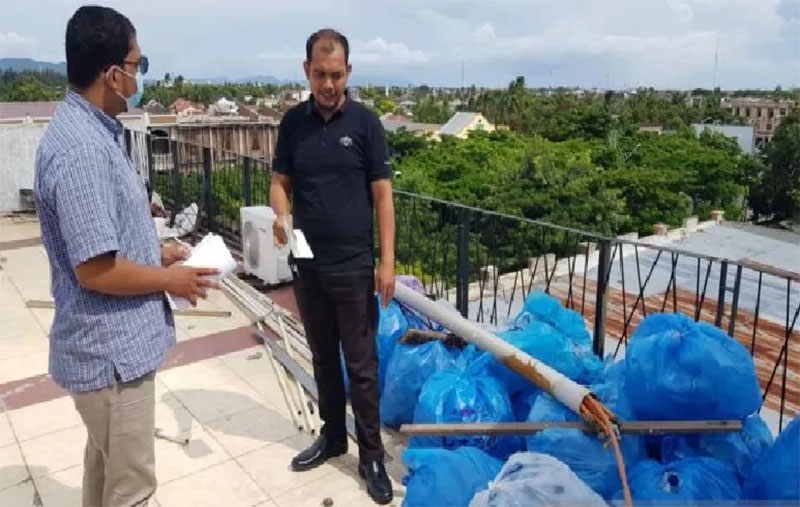 Tim DLHK3 Banda Aceh saat memonitor sampah hotel di Banda Aceh. (Foto: Antara/Humas Diskominfotik Banda Aceh)
