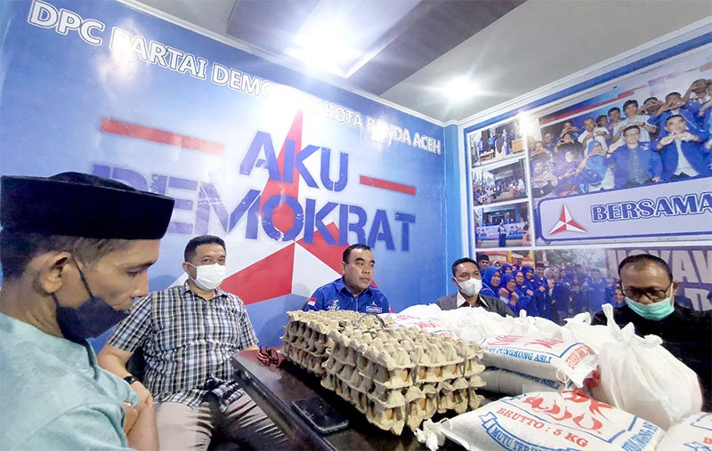 Pembagian sembako di Kantor DPC Partai Demokrat Banda Aceh. (Foto: Nukilan.id)