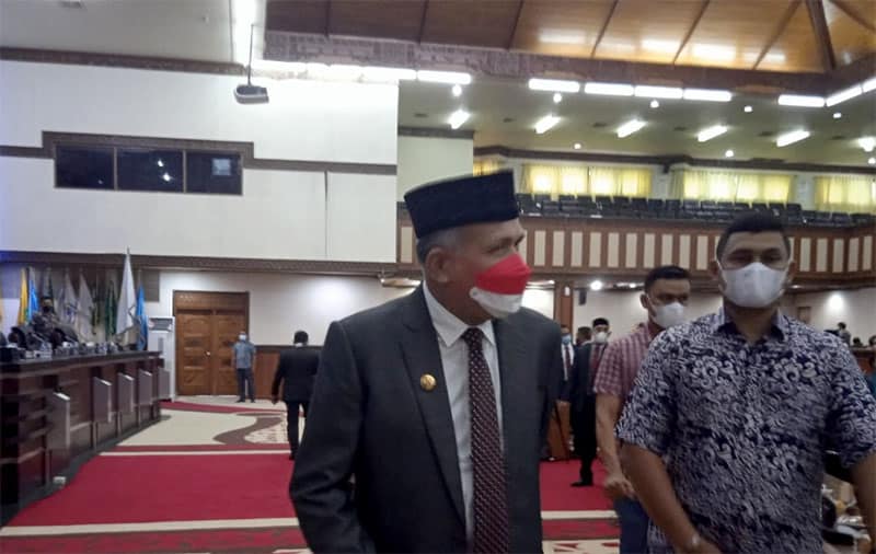Gubernur Aceh di Gedung DPR Aceh. (Foto: Nukilan.id)