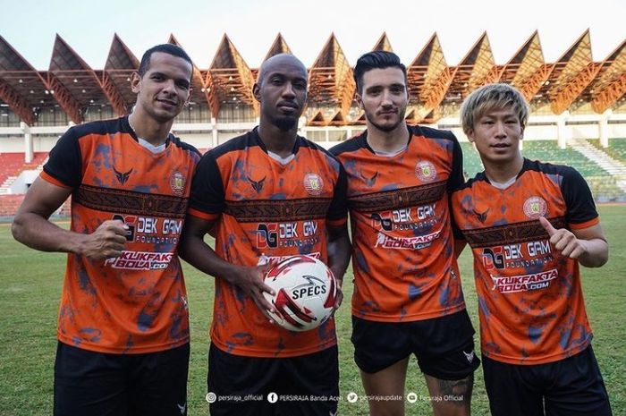 Empat pemain asing Persiraja Banda Aceh, dari kanan, Shori Murata, Vanja Markovic, Paulo Henrique, Leonardo Lelis. Foto: Persiraja Banda Aceh