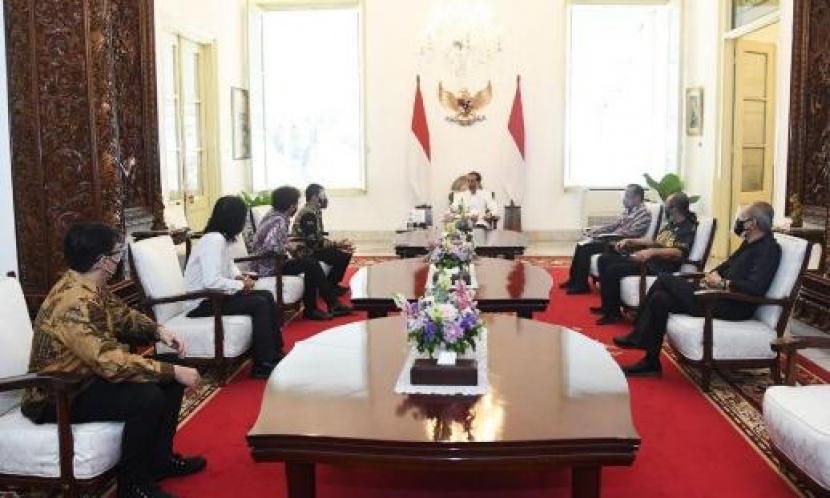 Presiden menerima kehadiran grup band senior Tanah Air, God Bless, dan panitia penyelenggara konser virtual God Bless. (Dok. God Bless)