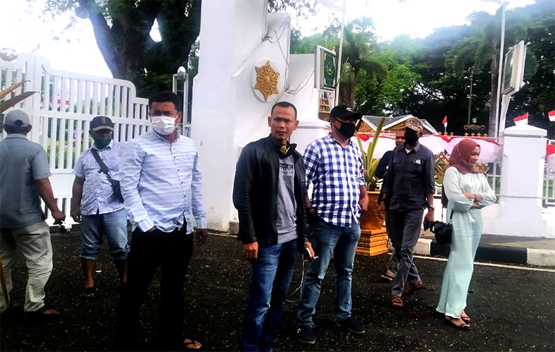 Relawan Irwandi-Nova di depan Meuligoe Aceh. (Foto: Irfan/Nukilan.id)