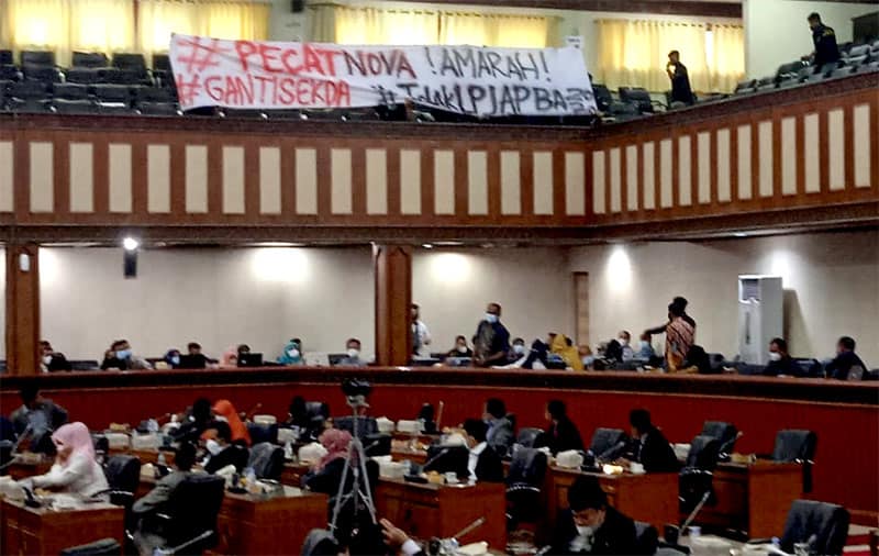 Spanduk "Pecat Nova Ganti Sekda" terbentang di dalam Gedung DPR Aceh. (Foto: Nukilan.id)