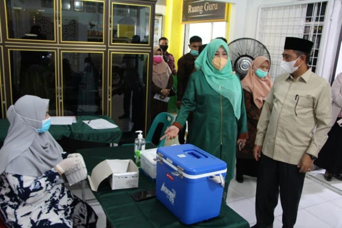 Kakanwil Kemenag Tinjau Vaksinasi di MAN 1 Banda Aceh