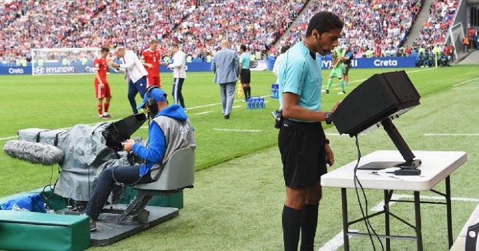 Ilustrasi penggunaan video asisten wasit (VAR) dalam sepak bola. Mirror.co.uk