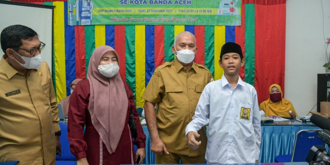 Sekda Aceh Tinjau Vaksinasi Siswa di Banda Aceh