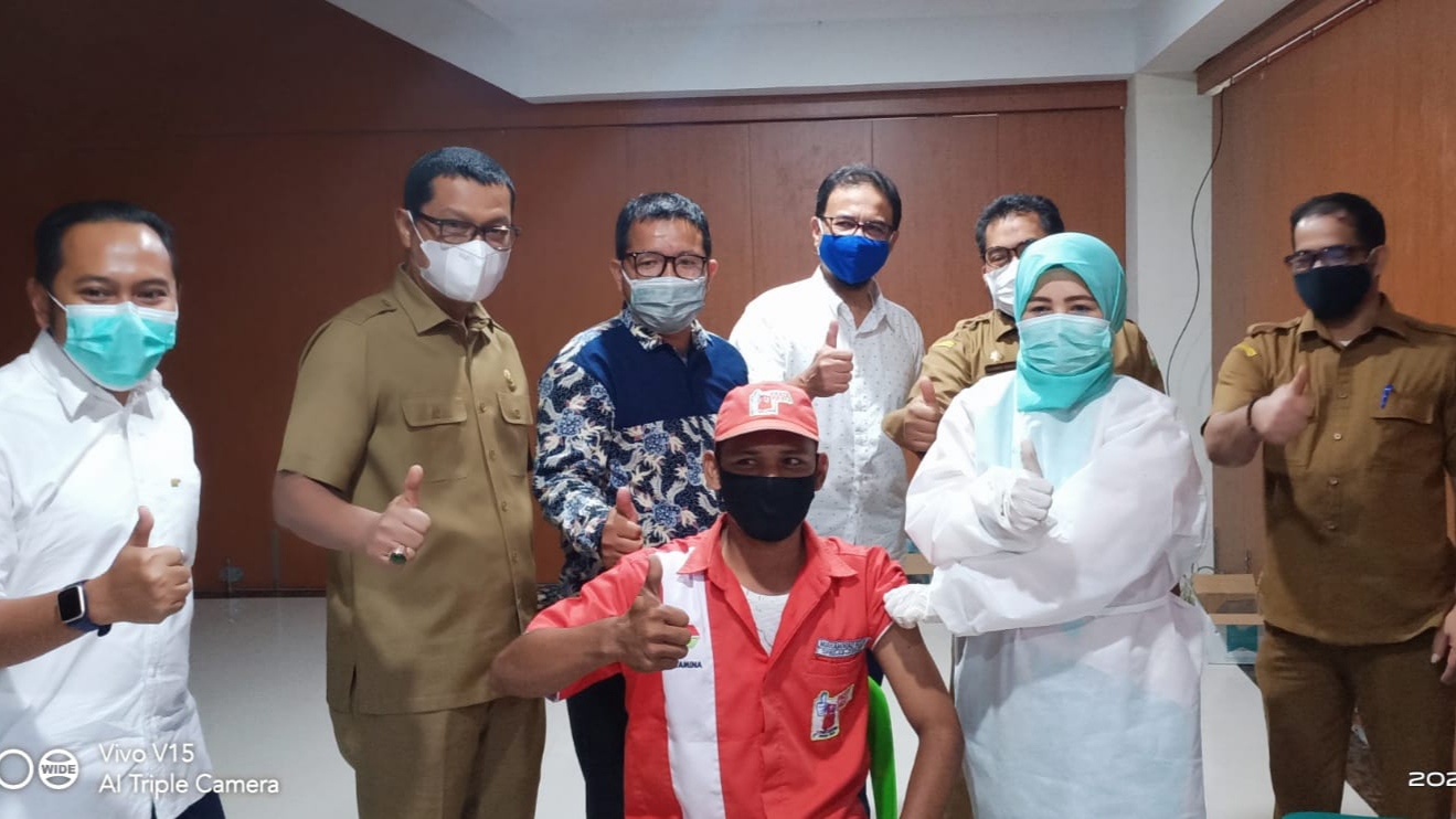 Kadis ESDM Aceh Tinjau Vaksinasi Bagi Petugas SPBU di Banda Aceh
