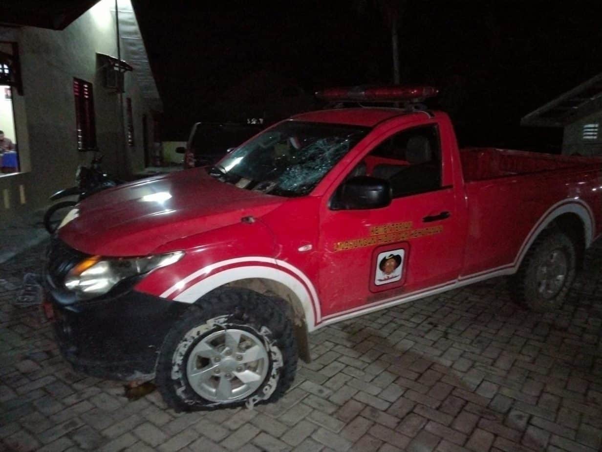 Mobil BKPH yang dihadang dan dirusak sejumlah warga Kecamatan Tenggulun, Kabupaten Aceh Tamiang, Jumat (24/9). Foto: waspada.id