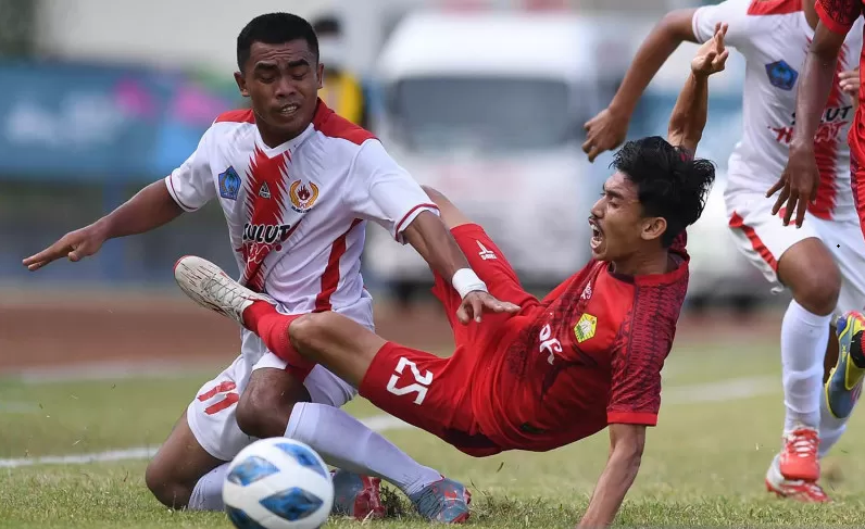 Pesepak bola Aceh Muzakir (kanan) berebut bola dengan pesepak bola  Sulawesi Utara Alpian Larenaung (kiri) pada babak penyisihan Sepak Bola Putra PON Papua di Stadion Barnabas Youwe, Sentani, Papua, Selasa (28/9/2021). ANTARA FOTO/Zabur Karuru/aww.
