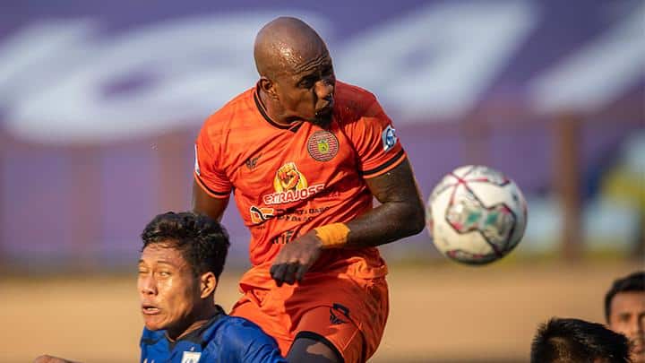 Pesepak bola Persiraja Banda Aceh Paulo Henrique (tengah) menyundul bola ke arah gawang PSIS Semarang dalam pertandingan pekan ketiga Liga 1 2020-2021 di Stadion Wibawa Mukti, Cikarang, Kabupaten Bekasi, Sabtu, 18 September 2021. ANTARA/Aditya Pradana Putra