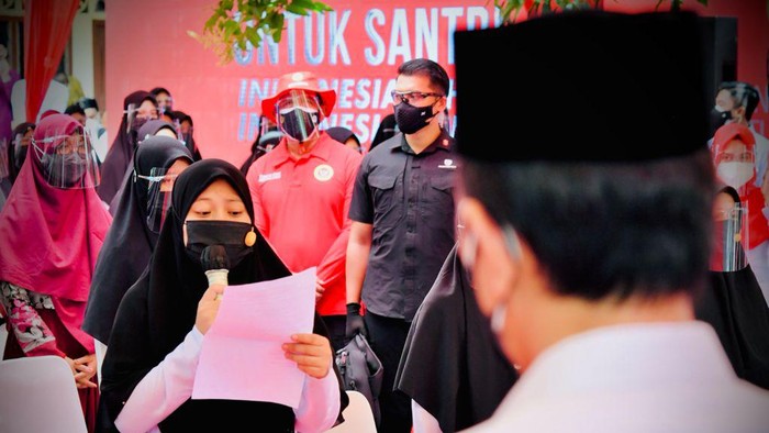 Santriwati di Aceh Besar Bacakan Puisi di Depan Jokowi (Foto: Laily Rachev - Biro Pers Sekretariat Presiden)