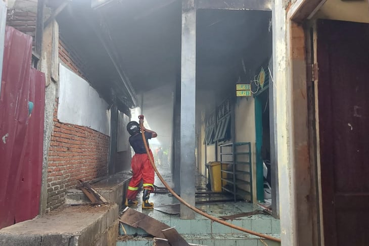 Petugas pemadam kebakaran sedang memadamkan api di gedung MIN 8 Aceh Besar yang terbakar, Sabtu. (ANTARA/Azhari)