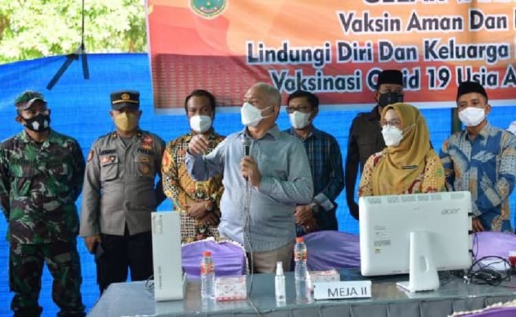 Sekretaris Daerah Aceh, Taqwallah, didampingi Kadis Pendidikan Aceh, Alhudri dan Kepala Biro Kesra Setda Aceh, Usamah, memberikan arahan saat meninjau pelaksanaan vaksinasi siswa di SMA N 1 Simpang Kiri Kota Subulussalam, Sabtu (18/9/2021). Foto: Humas