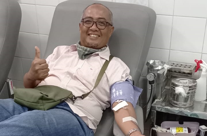 Mantan Ketua KSR PMI Kota Banda Periode 1996-1998 dan Akademisi Universitas Syaiah Kuala (USK), Sofyan, ST, MT saat melakukan donor darah sukarela di UDD PMI Banda Aceh, (Foto: Ist)