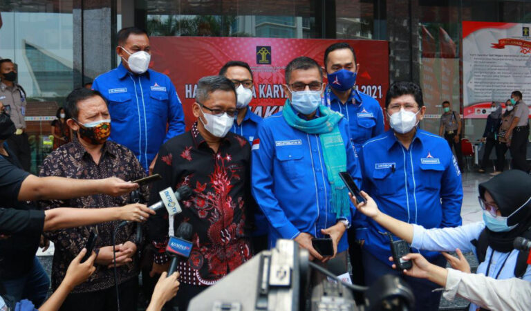 Tim kuasa hukum DPP Partai Demokrat, saat memberikan keterangan pers, usai menyerahkan materiil ke Kemenkumham, Kamis (14/10/2021). (Foto: Dok. DPP Demokrat)