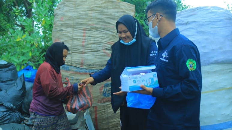 Maulid Nabi 1443 Hijriah, HMP IAT UIN Ar-Raniry Bagi Sembako Ke Warga