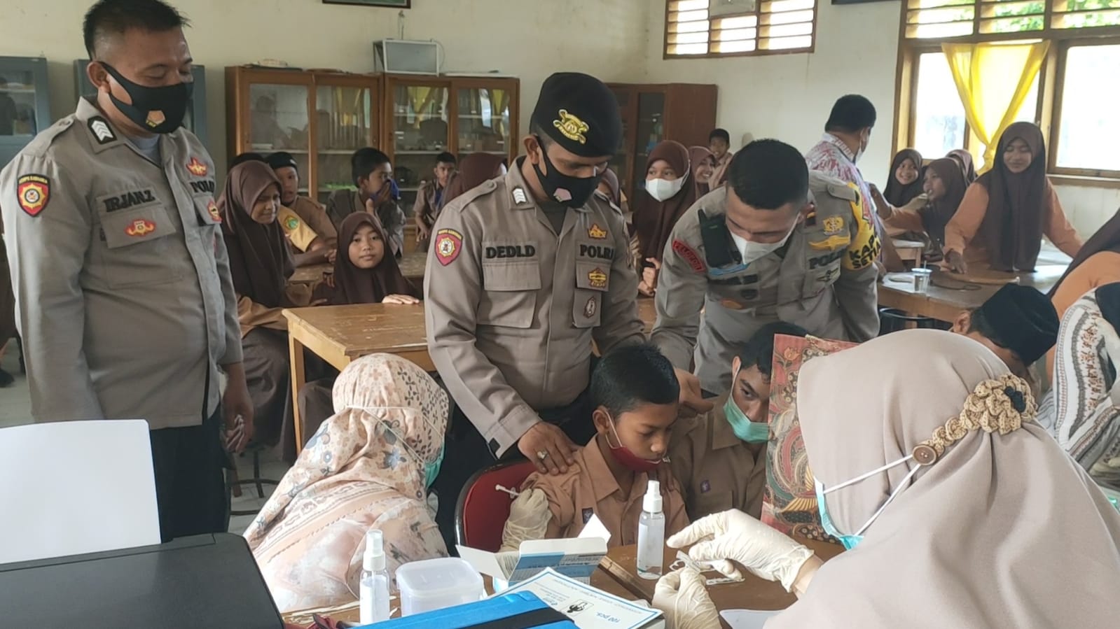 Polsek Aceh Jaya “Go To School” Gelar Vaksinasi ke SMAN 1 Setia Bakti