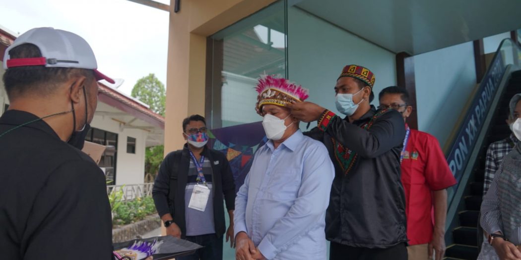 Sekda Aceh, dr.Taqwallah, M.Kes, saat disambut kedatangannya oleh Ketua Adat Aceh Papua, Dr. Ichsan Ansari Ibrahim dengan penyematan topi kehormatan khas Papua, di Jayapura, Papua, Kamis (14/10/2021).