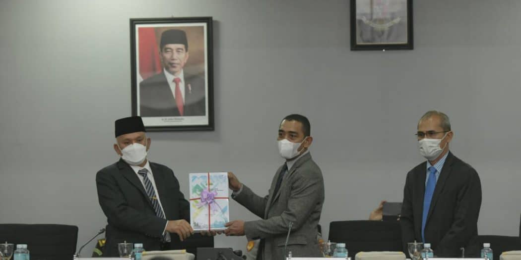 Sekda Aceh Kembali Serahkan Rancangan KUA-PPAS 2022 ke DPRA