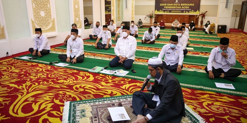 Sekretaris Daerah Aceh, dr. Taqwallah, M.Kes, didampingi, para Asisten, Staf Ahli Gubernur, dan Karo Isra Setda Aceh, mengikuti zikir dan doa bersama untuk dijauhkan dari wabah dan bencana, yang diikuti oleh seluruh ASN Pemerintah Aceh dan SMA/SMK secara virtual, di Ruang Potensi Daerah Kantor Gubernur Aceh, Banda Aceh, Rabu (27/10/2021).