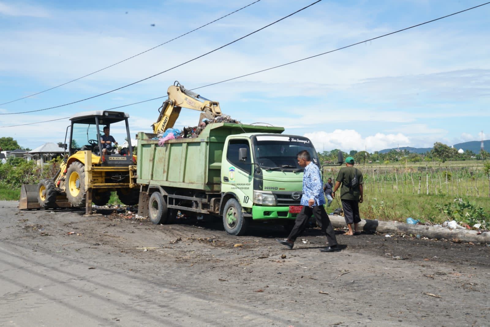 Kepala DLH Aceh Besar Tinjau Penanganan Petugas Pembersihan Sampah