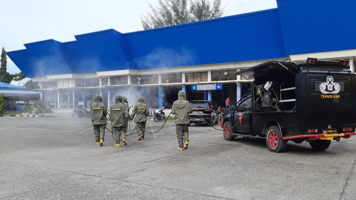 HUT ke-76, Satbrimob Polda Aceh Semprot Desinfektan di Terminal Batoh