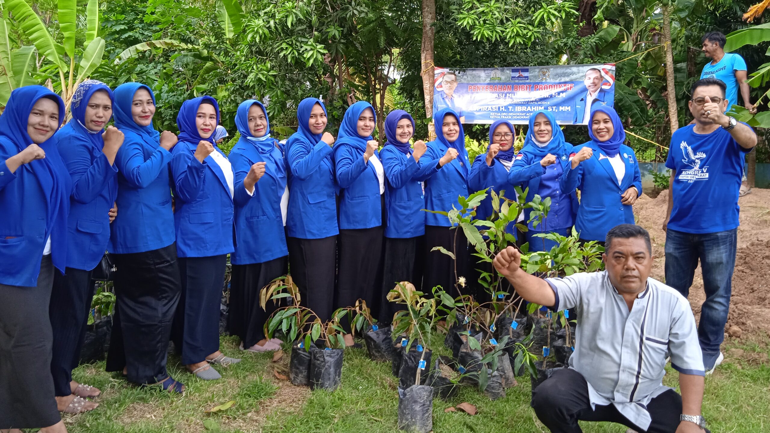 DPC Demokrat Aceh Besar Salurkan 2600 Bibit Produktif Aspirasi Muslim dan Ibrahim