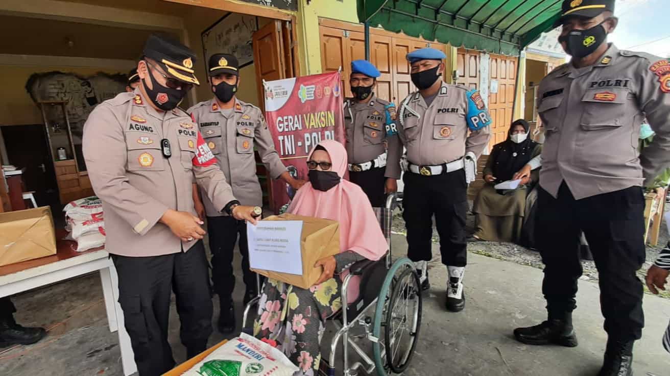 Kapolres Bener Meriah Serahkan 1 Set Kursi Roda untuk Tunanetra Usai Vaksin