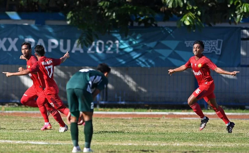 Pesepak bola Aceh Akhirul Wadhan (kiri) bersama rekan setim melakukan selebrasi usai mencetak gol ke gawang Jawa Timur pada semifinal Sepak Bola Putra PON Papua di Stadion Barnabas Youwe, Sentani, Kabupaten Jayapura, Papua, Selasa (12/10/2021). Foto: Antara/Zabur Karuru/foc.
