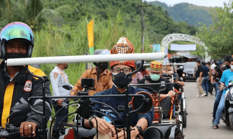 Menteri Pariwisata dan Ekonomi Kreatif (Menparekraf) Sandiaga Uno menumpangi becak motor menuju gampong atau desa wisata Nusa, Kecamatan Lhoknga, Kabupaten Aceh Besar, Rabu (20/10/2021). Foto: Antara.